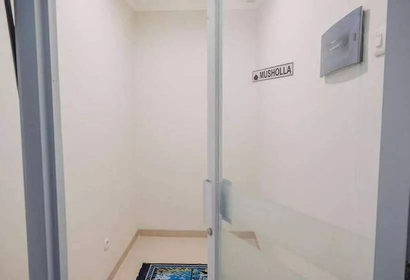 Hotelli Reddoorz Plus Near Soekarno Hatta Airport Taman Mahkota
