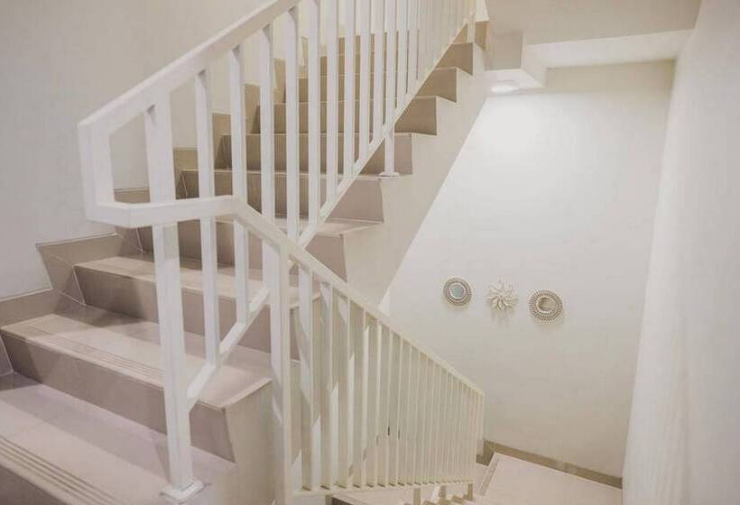 هتل Reddoorz Plus Near Soekarno Hatta Airport Taman Mahkota