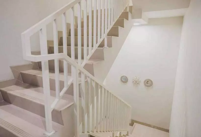 Hotelli Reddoorz Plus Near Soekarno Hatta Airport Taman Mahkota