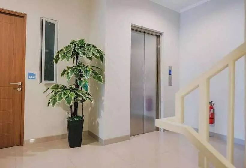 Hotelli Reddoorz Plus Near Soekarno Hatta Airport Taman Mahkota