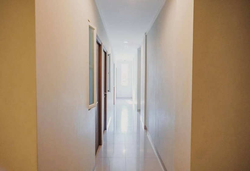 هتل Reddoorz Plus Near Soekarno Hatta Airport Taman Mahkota