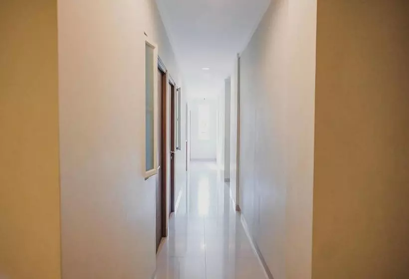 Hotelli Reddoorz Plus Near Soekarno Hatta Airport Taman Mahkota