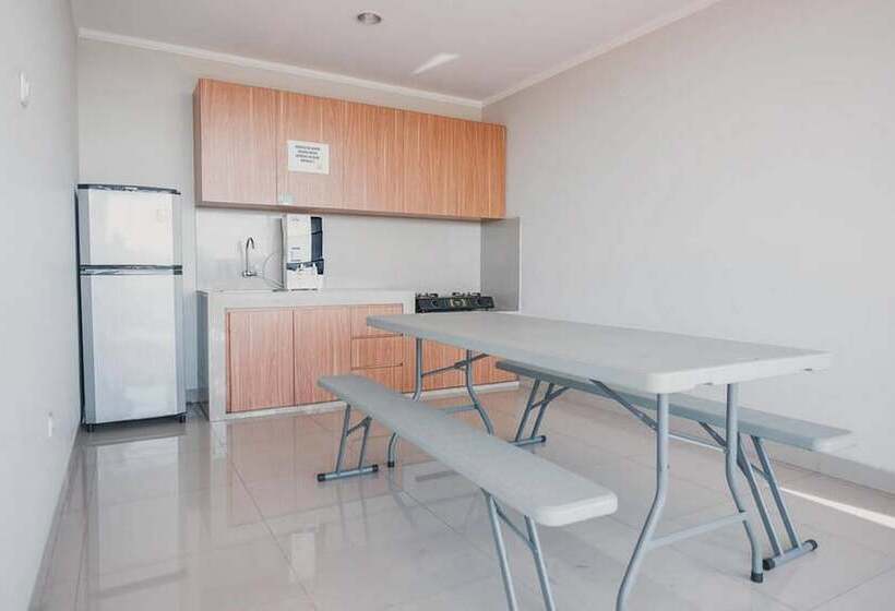 هتل Reddoorz Plus Near Soekarno Hatta Airport Taman Mahkota