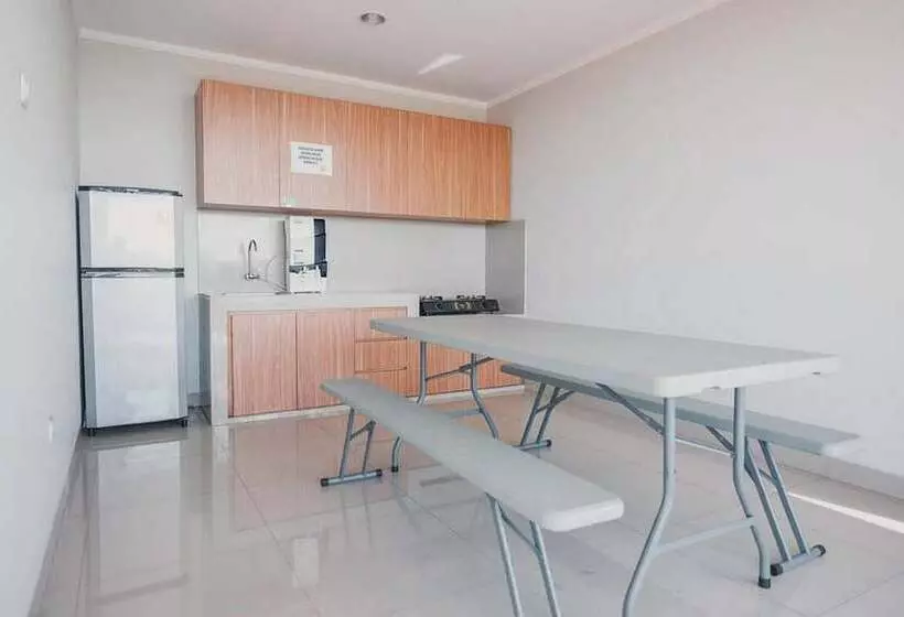 Hotelli Reddoorz Plus Near Soekarno Hatta Airport Taman Mahkota