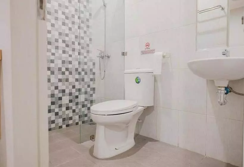 Hotelli Reddoorz Plus Near Soekarno Hatta Airport Taman Mahkota