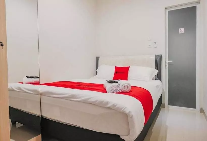 Hotelli Reddoorz Plus Near Soekarno Hatta Airport Taman Mahkota