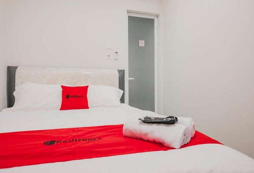 هتل Reddoorz Plus Near Soekarno Hatta Airport Taman Mahkota