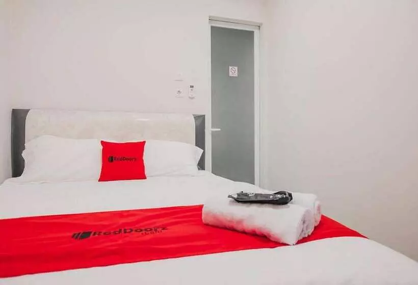 Hotelli Reddoorz Plus Near Soekarno Hatta Airport Taman Mahkota