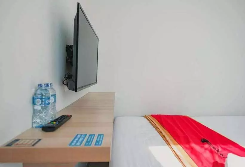 Hotelli Reddoorz Plus Near Soekarno Hatta Airport Taman Mahkota