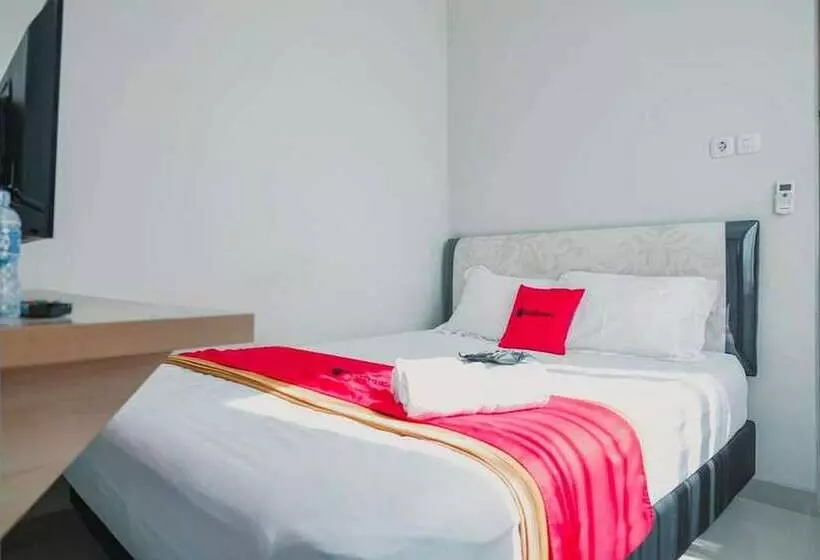 Hotelli Reddoorz Plus Near Soekarno Hatta Airport Taman Mahkota