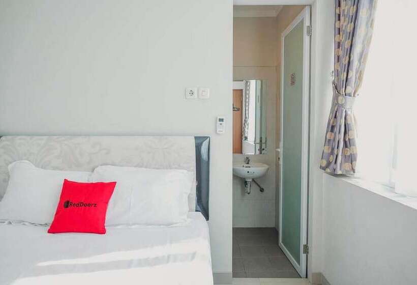 هتل Reddoorz Plus Near Soekarno Hatta Airport Taman Mahkota