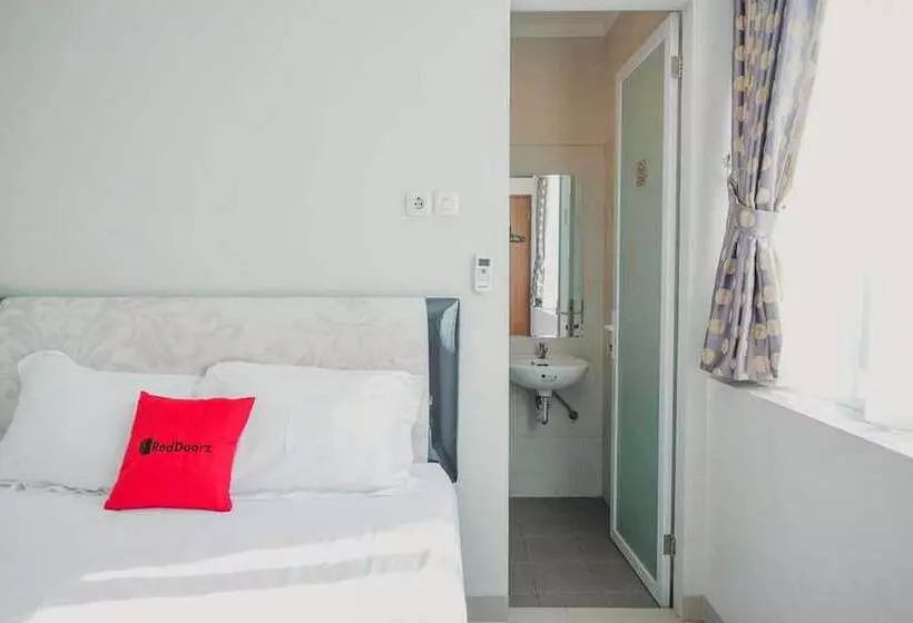 Hotelli Reddoorz Plus Near Soekarno Hatta Airport Taman Mahkota