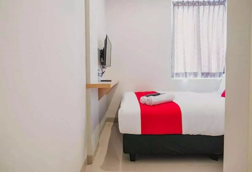 Hotelli Reddoorz Plus Near Soekarno Hatta Airport Taman Mahkota