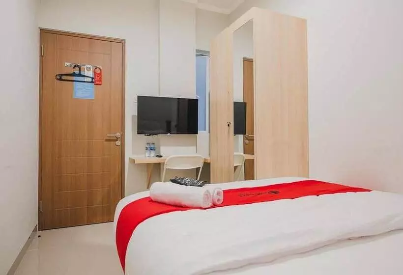 Hotelli Reddoorz Plus Near Soekarno Hatta Airport Taman Mahkota