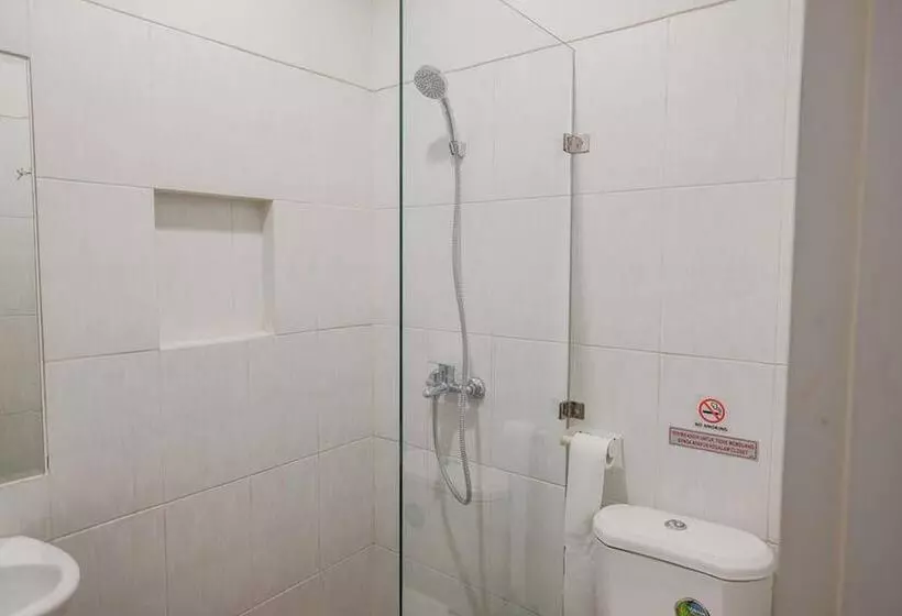 Hotelli Reddoorz Plus Near Soekarno Hatta Airport Taman Mahkota