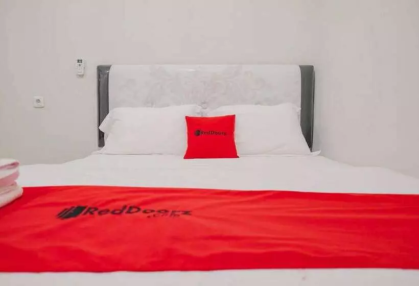 Hotelli Reddoorz Plus Near Soekarno Hatta Airport Taman Mahkota