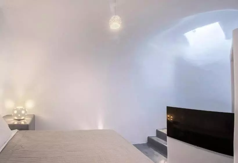 Majatalo Aqua Serenity Luxury Suites Santorini