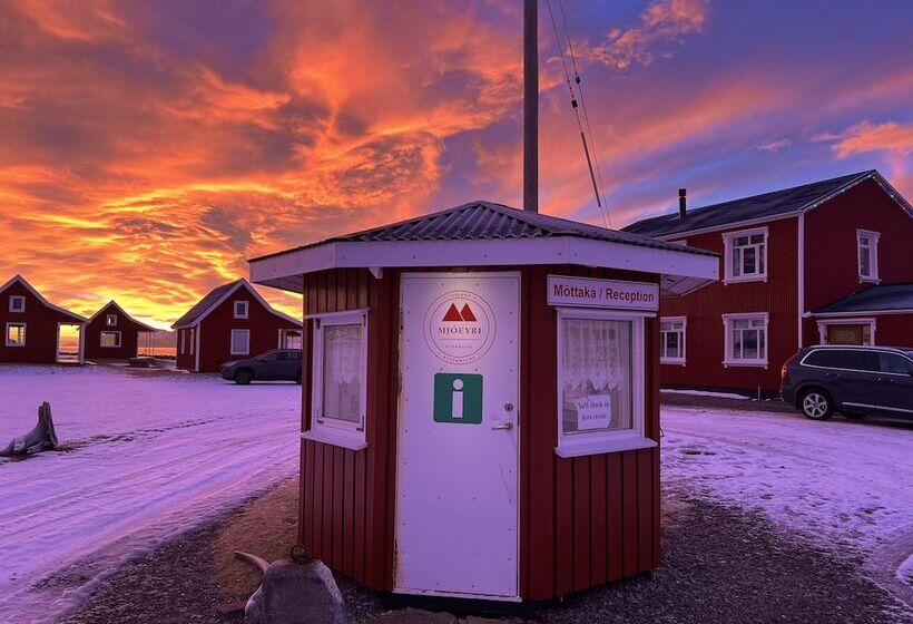 هتل Mjóeyri Travel Holiday Homes