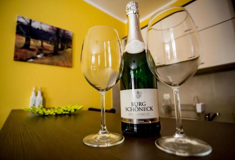 Foka Apartmani 30 M From Junior