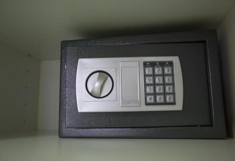 Foka Apartmani 30 M From Junior