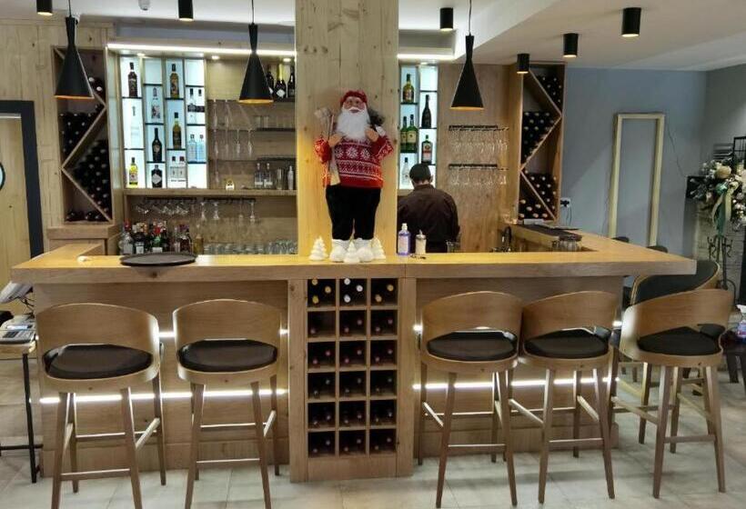 Foka Apartmani 30 M From Junior