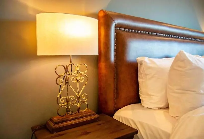 هتل The Roomy Lodge, Murree