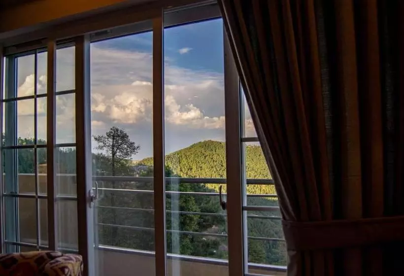 هتل The Roomy Lodge, Murree