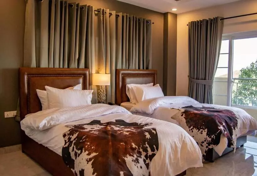 هتل The Roomy Lodge, Murree