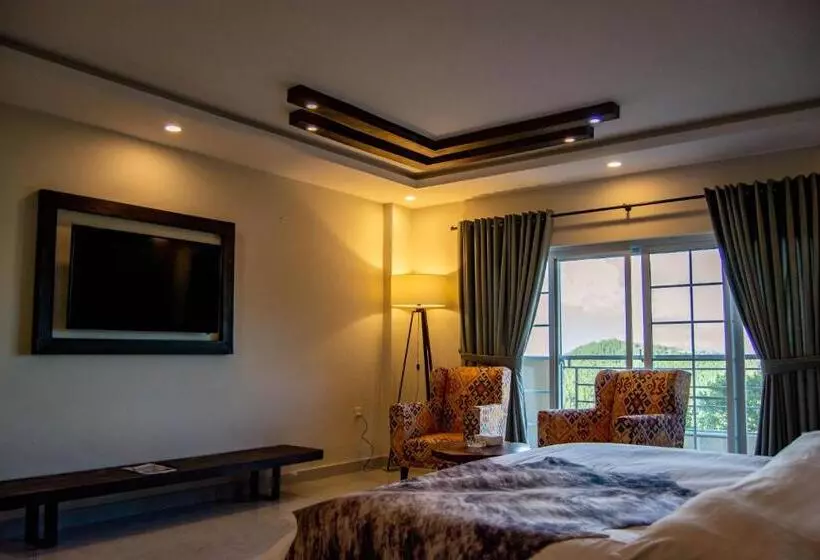 هتل The Roomy Lodge, Murree