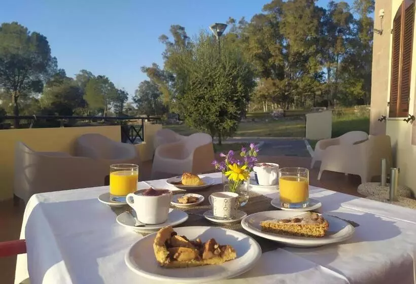 Aamiaismajoitus (B&B) Marrubiu Resort Note Di Stelle