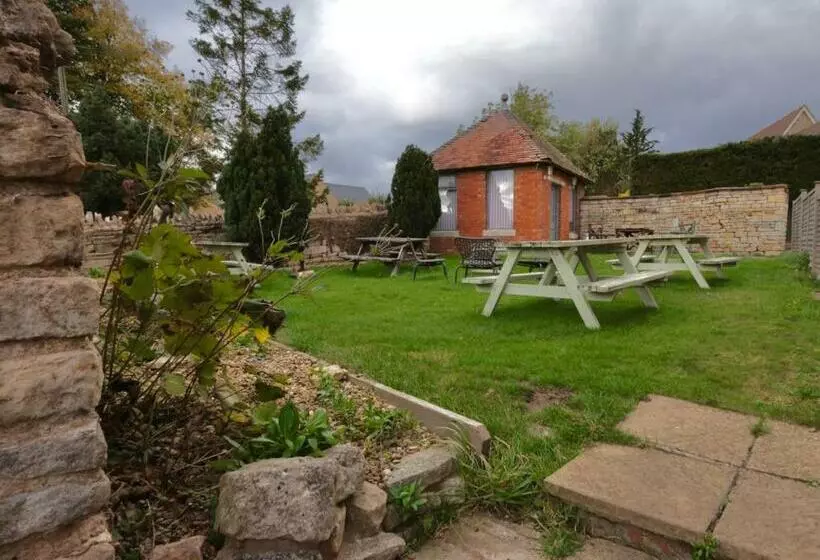 تختخواب و صبحانه The White Horse Rutland Empingham
