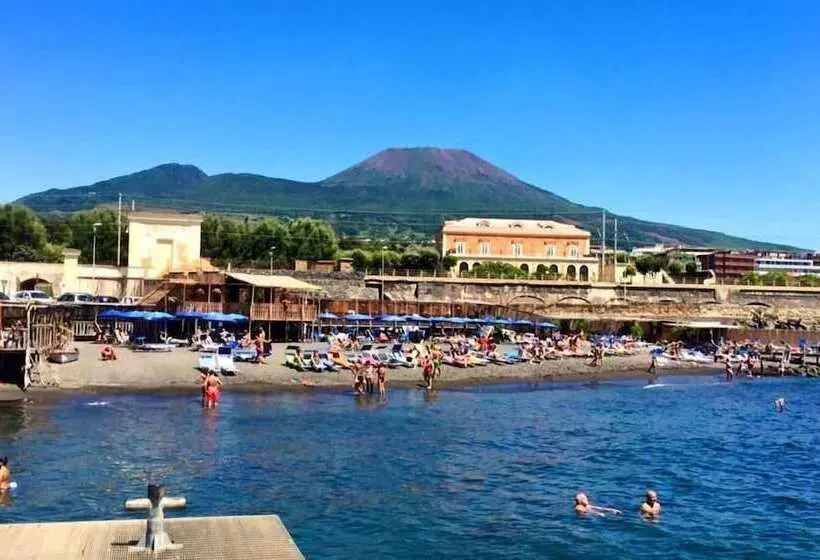 H Hostel Friendly Accommodation