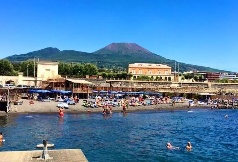 H Hostel Friendly Accommodation