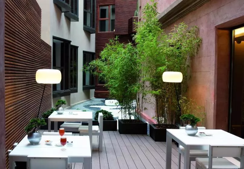 Отель Catalonia Catedral