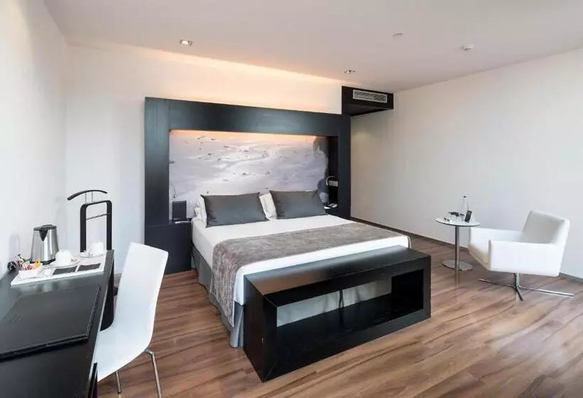 Отель Catalonia Catedral