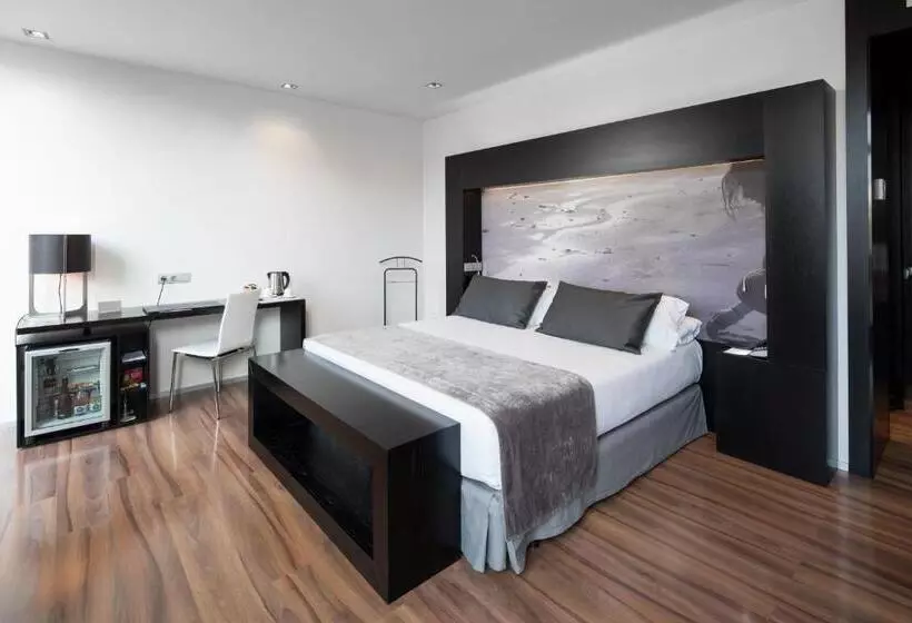 Отель Catalonia Catedral