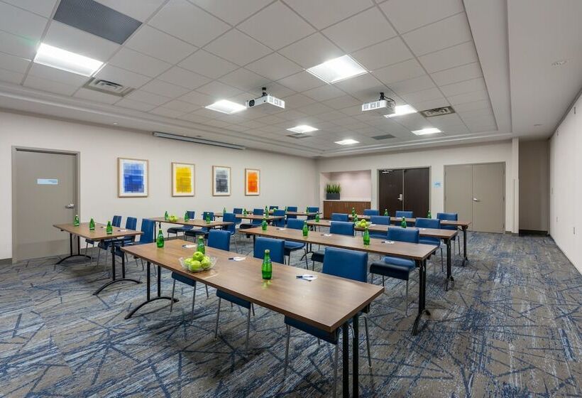 فندق Holiday Inn Express & Suites Vaughan Southwest, An Ihg