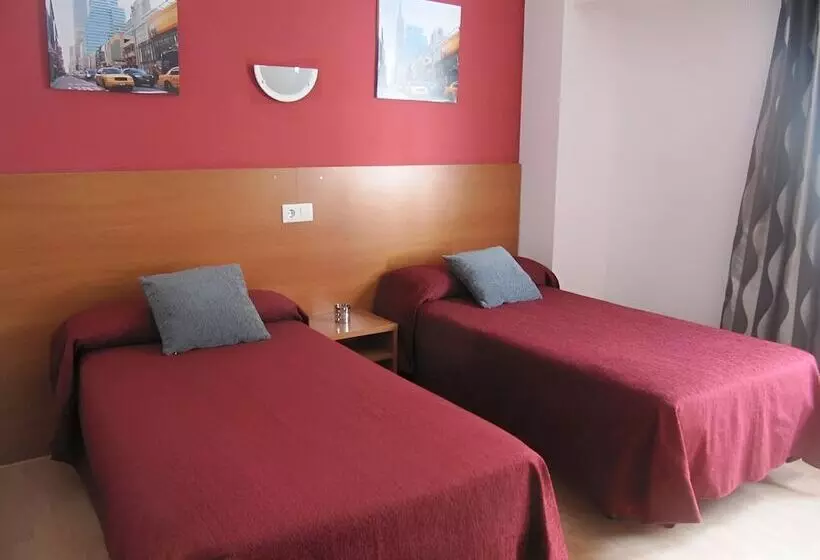 فندق Hostal Y Apartamento Molí De Mar