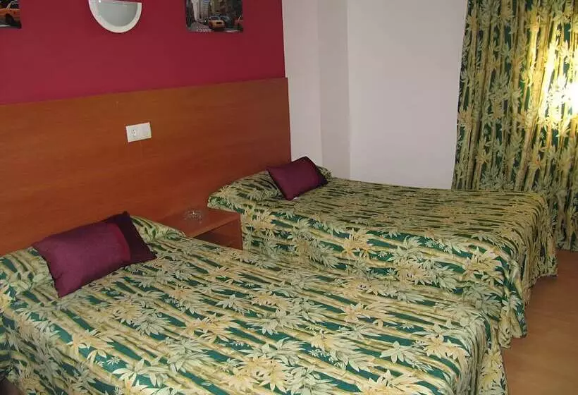 فندق Hostal Y Apartamento Molí De Mar