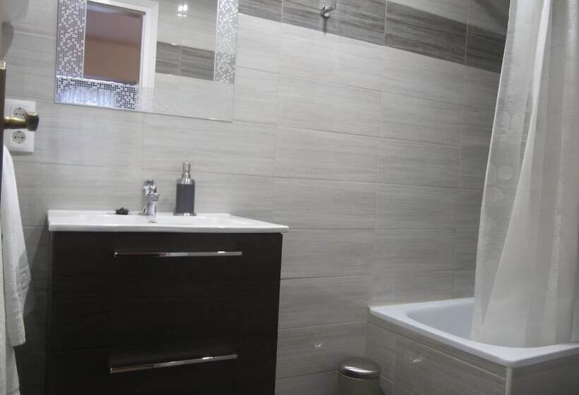 Отель Hostal Y Apartamento Molí De Mar