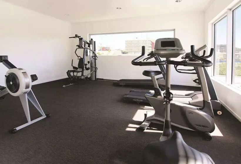 בית מלון כפרי Oaks Townsville Gateway Suites