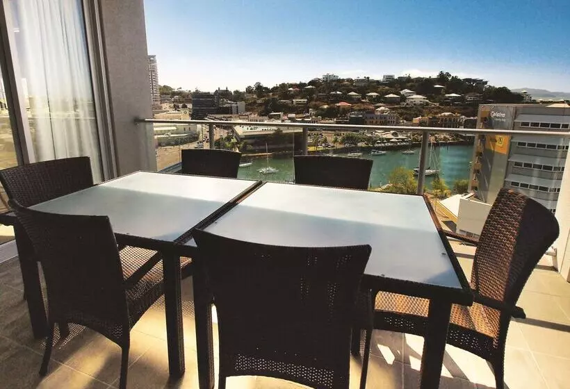 בית מלון כפרי Oaks Townsville Gateway Suites