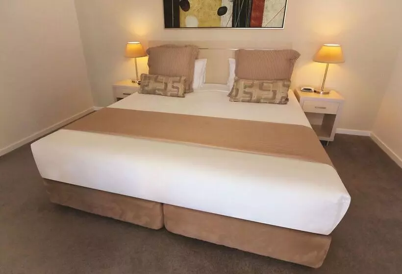 בית מלון כפרי Oaks Townsville Gateway Suites