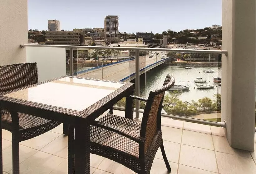 בית מלון כפרי Oaks Townsville Gateway Suites