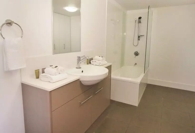 בית מלון כפרי Oaks Townsville Gateway Suites