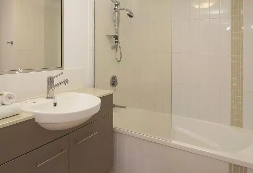 בית מלון כפרי Oaks Townsville Gateway Suites