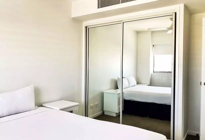 בית מלון כפרי Oaks Townsville Gateway Suites