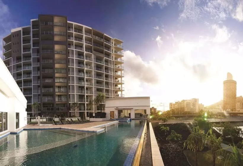 בית מלון כפרי Oaks Townsville Gateway Suites