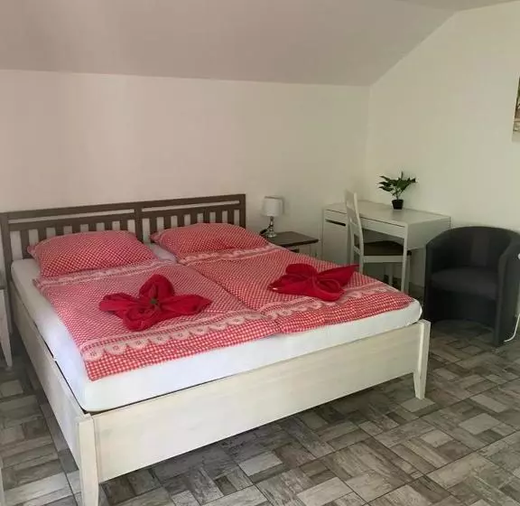 Majatalo Penzion Pod Lesem