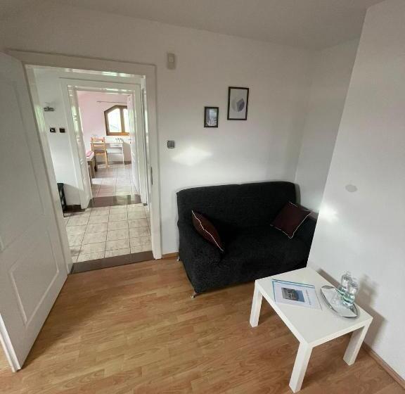 ペンション Penzion Pod Lesem